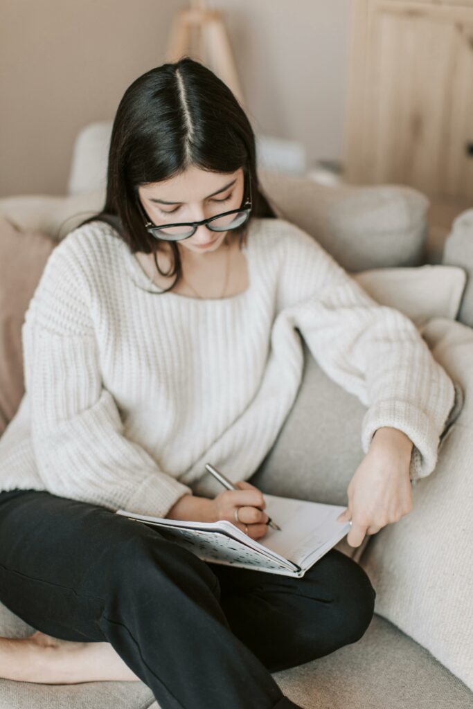 mujer-sentada-escribiendo-un-diario