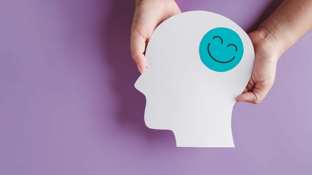 cerebro-de-papel-con-una-carita-feliz-azul