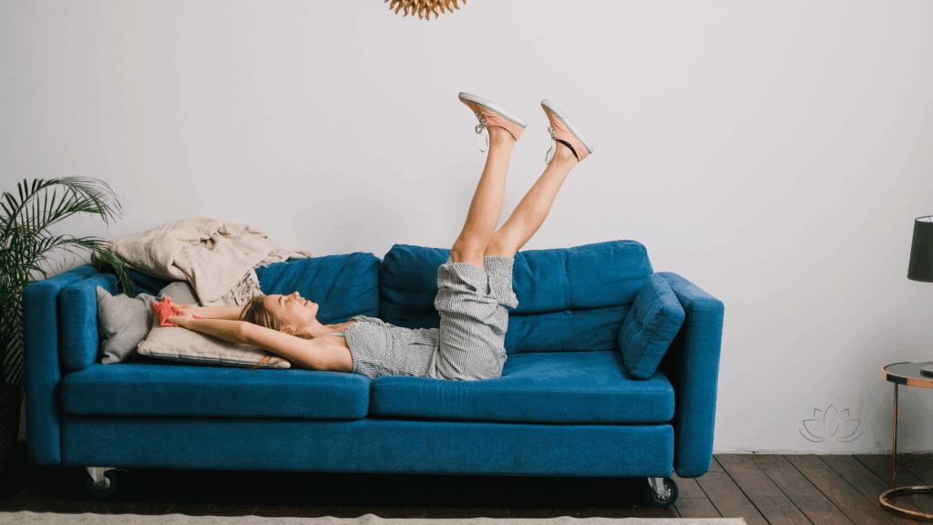 chica-acostada-en-el-sofa