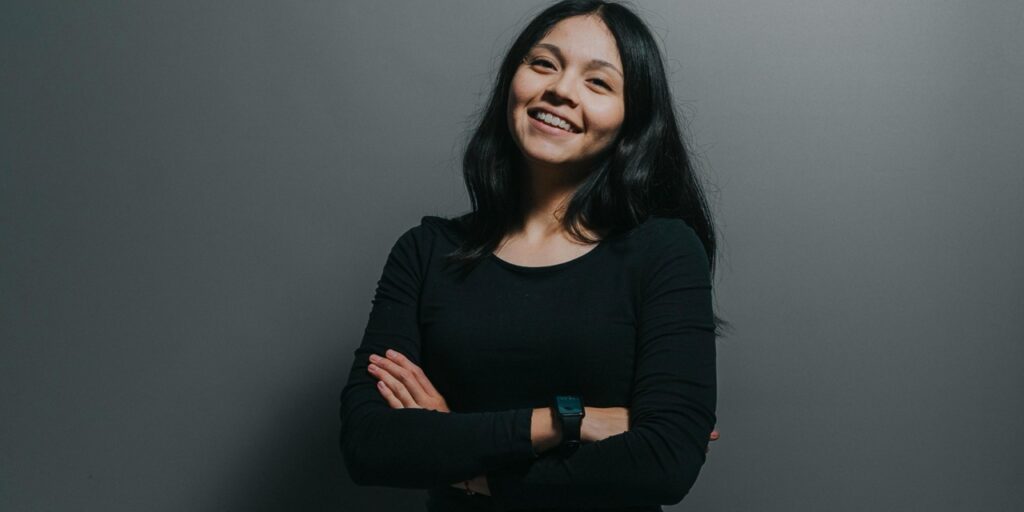 chica sonriendo con los brazos cruzados